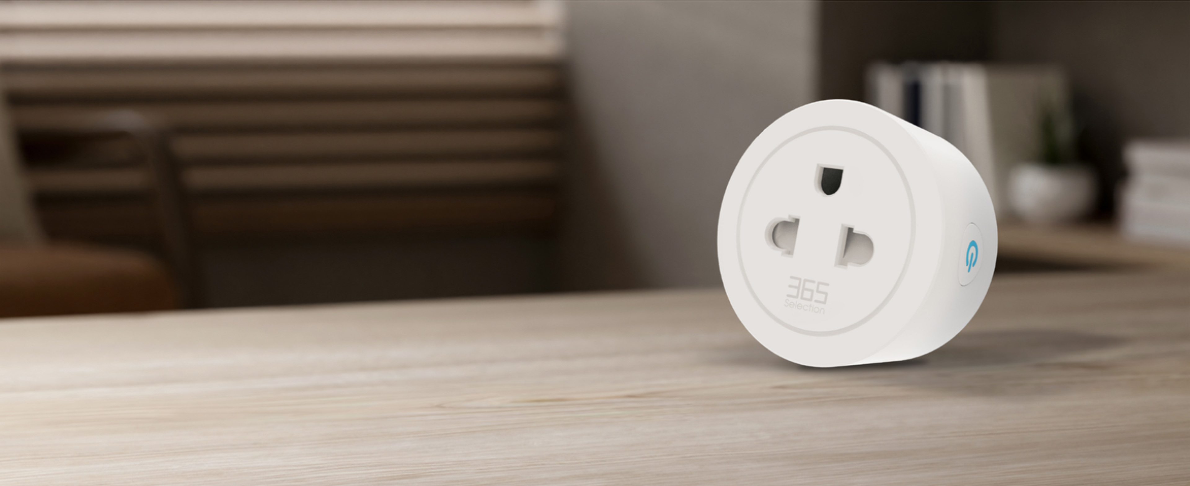 Smart Plug P2 บนโต๊ะ แสดงปุ่มเปิดปิดด้านข้าง