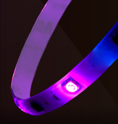 灯带上蓝色和粉色 LED 的特写