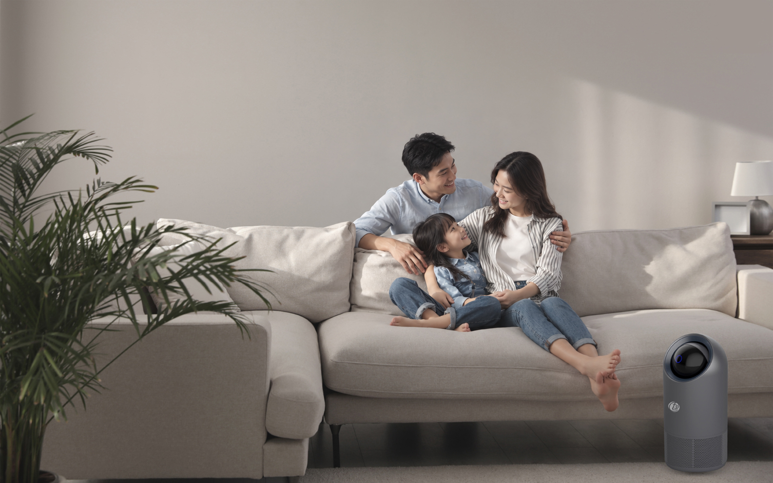 一家人在家中放松,旁边是 Air Purifier A2