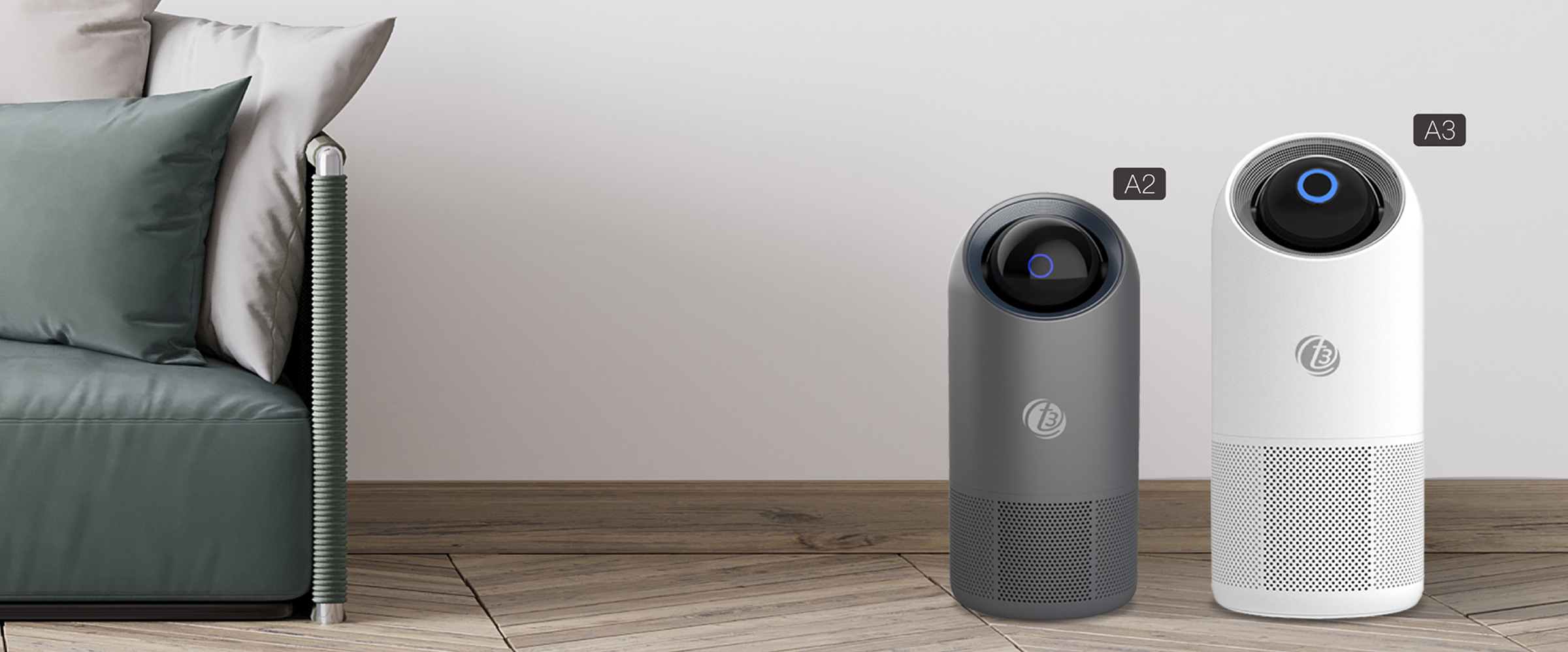 深灰色 A2 与白色 A3 Air Purifier 位于绿色沙发旁，并保留原始型号标识